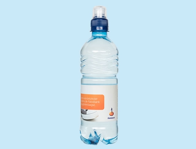 Kleine Flaschen Mineralwasser mit Aufdruck